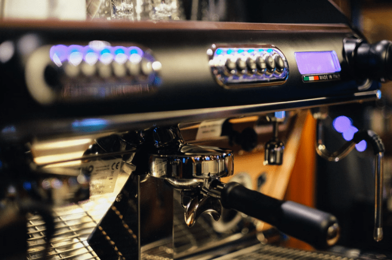 italienische Espressomaschine - https://unsplash.com/de/fotos/selektive-fokusfotografie-der-schwarzen-espressomaschine-oKM4WFAoKmI