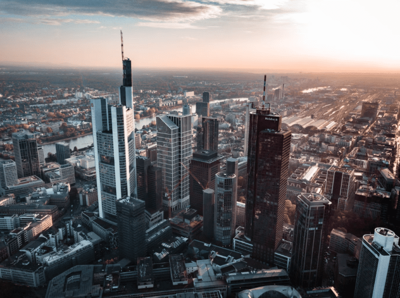 Frankfurt - ein bedeutendes Finanzzentrum mit einer beeindruckenden Skyline und kultureller Vielfalt.